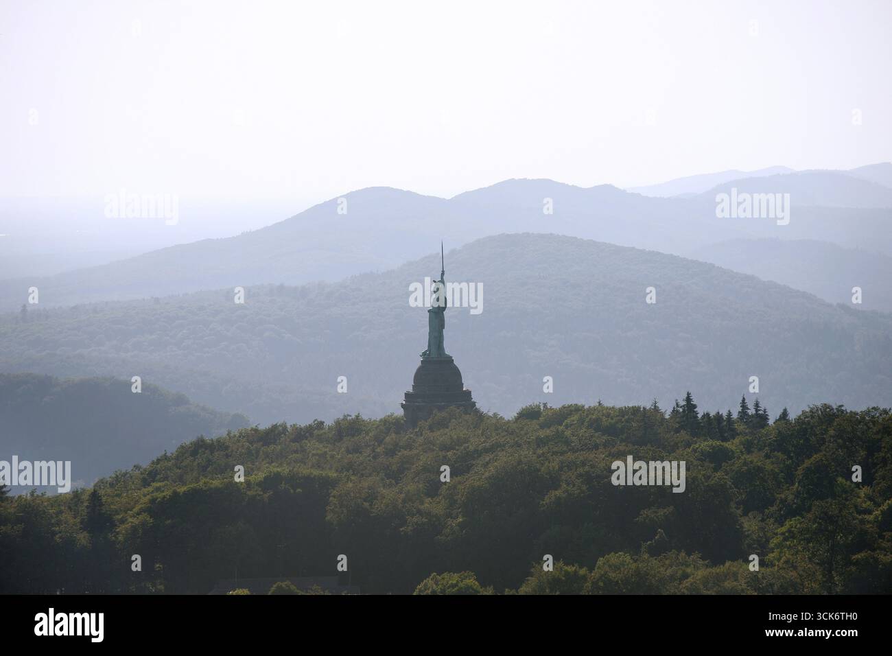 Le monument Hermann dans la forêt de Teutoburg, figure d'Arminius, Ernst von Bandel, construction tubulaire en fer avec plaques de cuivre, Cheruskerfuerst Arminiu Banque D'Images