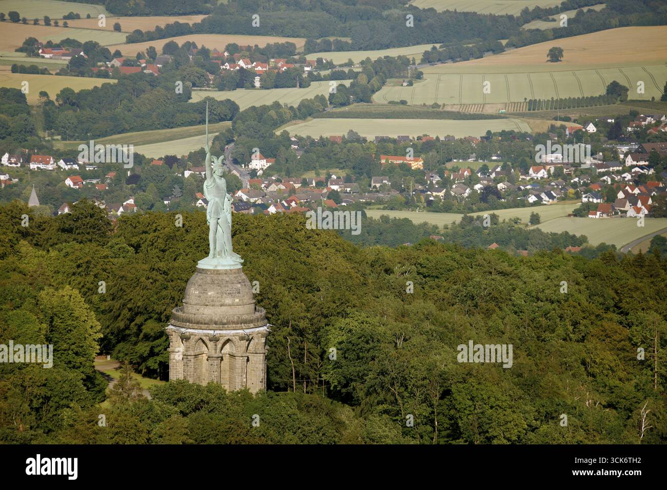 Le monument Hermann dans la forêt de Teutoburg, figure d'Arminius, Ernst von Bandel, construction tubulaire en fer avec plaques de cuivre, Cheruskerfuerst Arminiu Banque D'Images