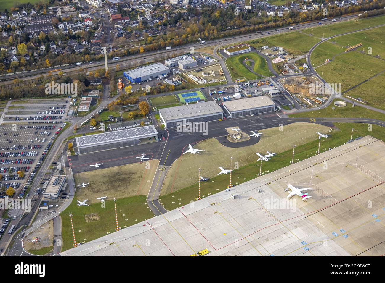 Vue aérienne, avion sur l'aire de trafic de l'aviation générale avec chantier, aéroport de Duesseldorf, entouré d'arbres feuillus automnaux, Lohausen, due Banque D'Images