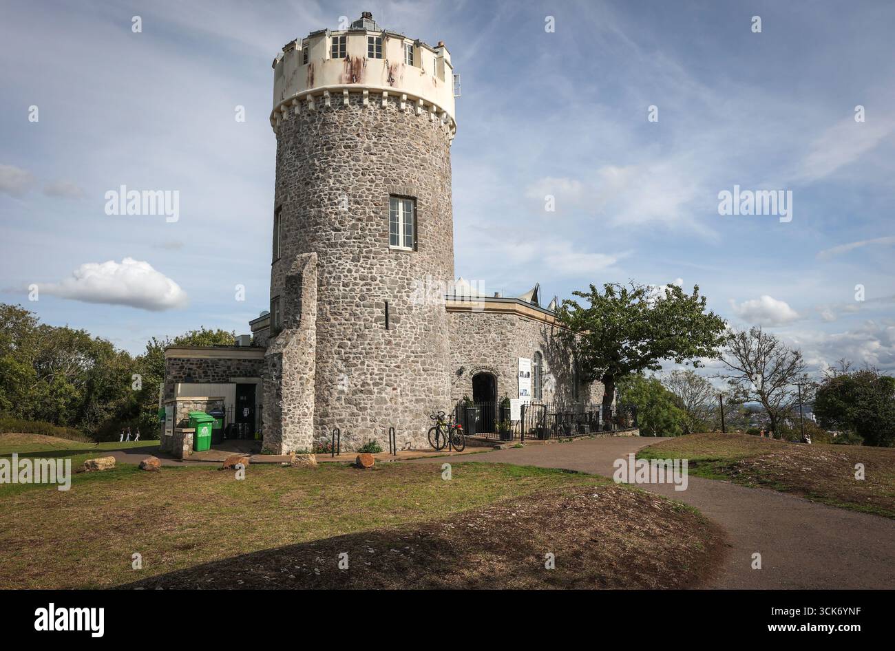 L'observatoire de Clifton, un ancien moulin, maintenant utilisé comme observatoire, est situé sur Clifton Down, près du pont suspendu de Clifton à Bristol, en Angleterre Banque D'Images