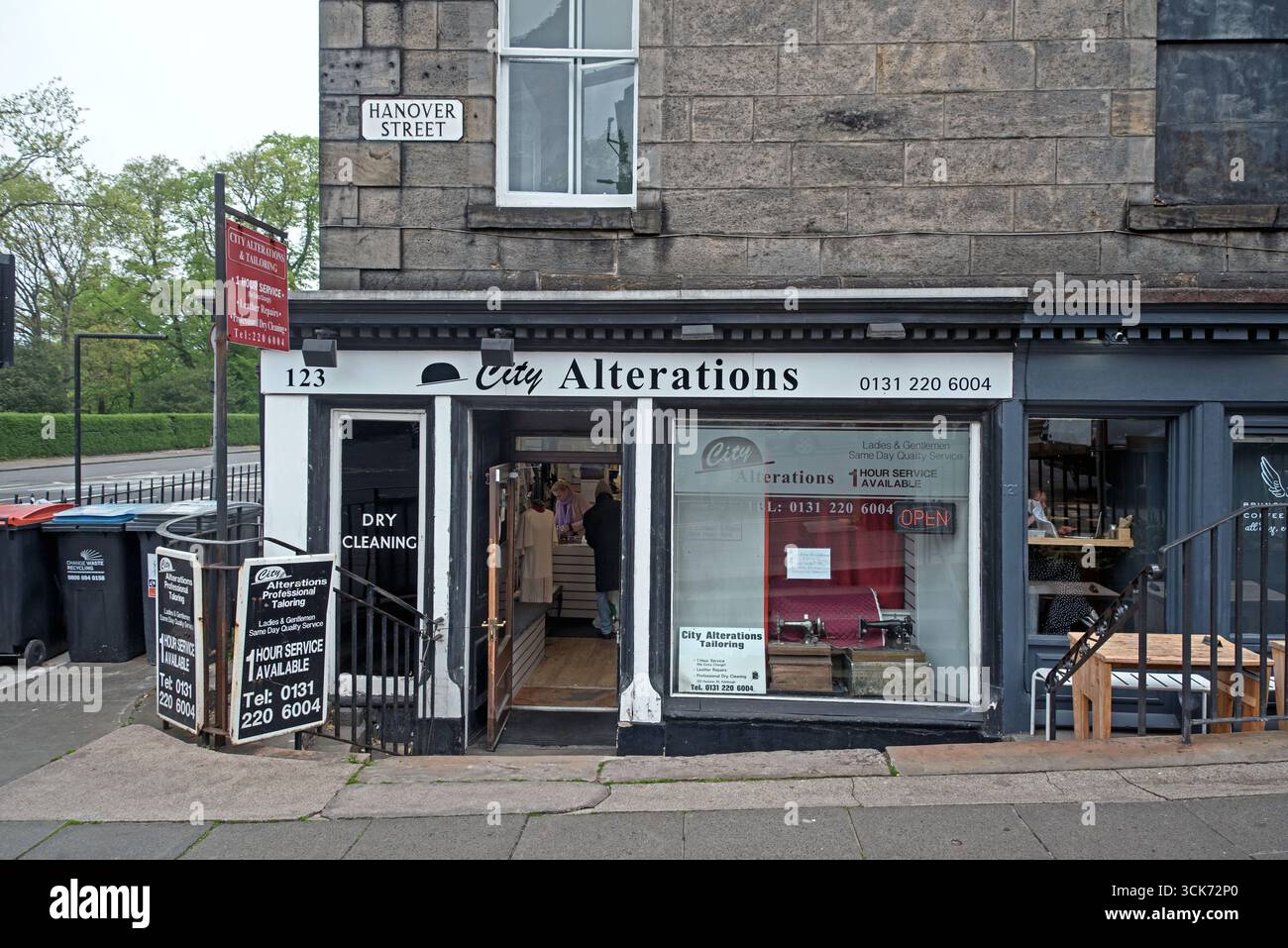 City Alerations, une entreprise de nettoyage à sec et de retouches de talioring sur Hanover Street dans la nouvelle ville d'Édimbourg. Banque D'Images