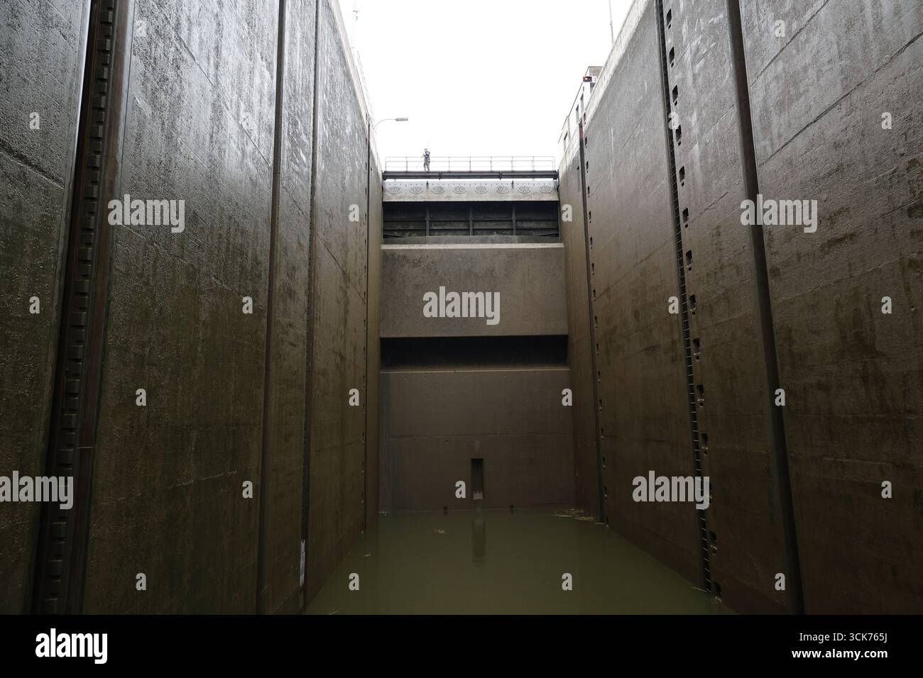 Sortie de l'écluse sur le canal main Danube Banque D'Images