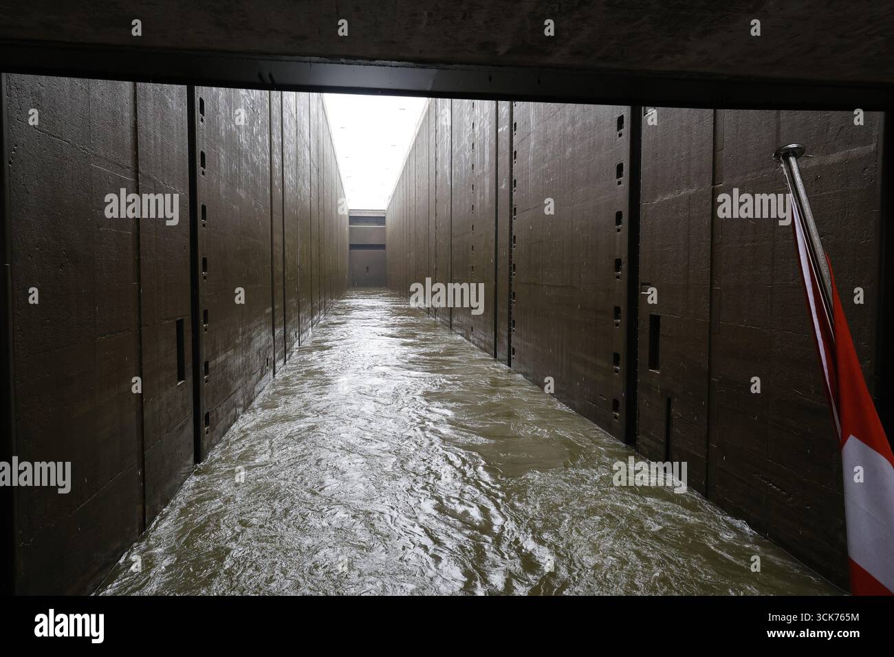 Sortie de l'écluse sur le canal main Danube Banque D'Images