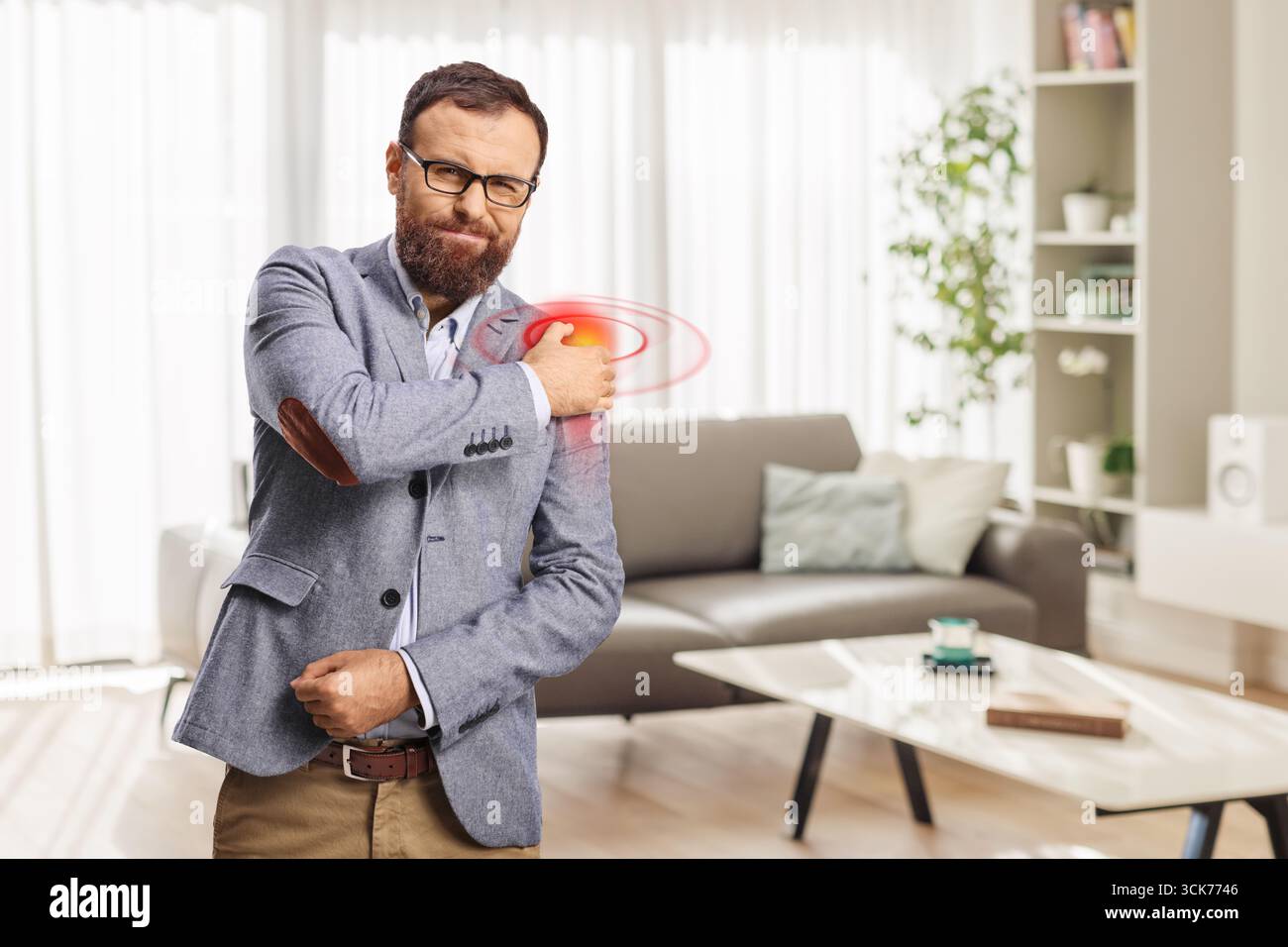 Homme avec une tache d'inflammation rouge dans l'épaule Banque D'Images