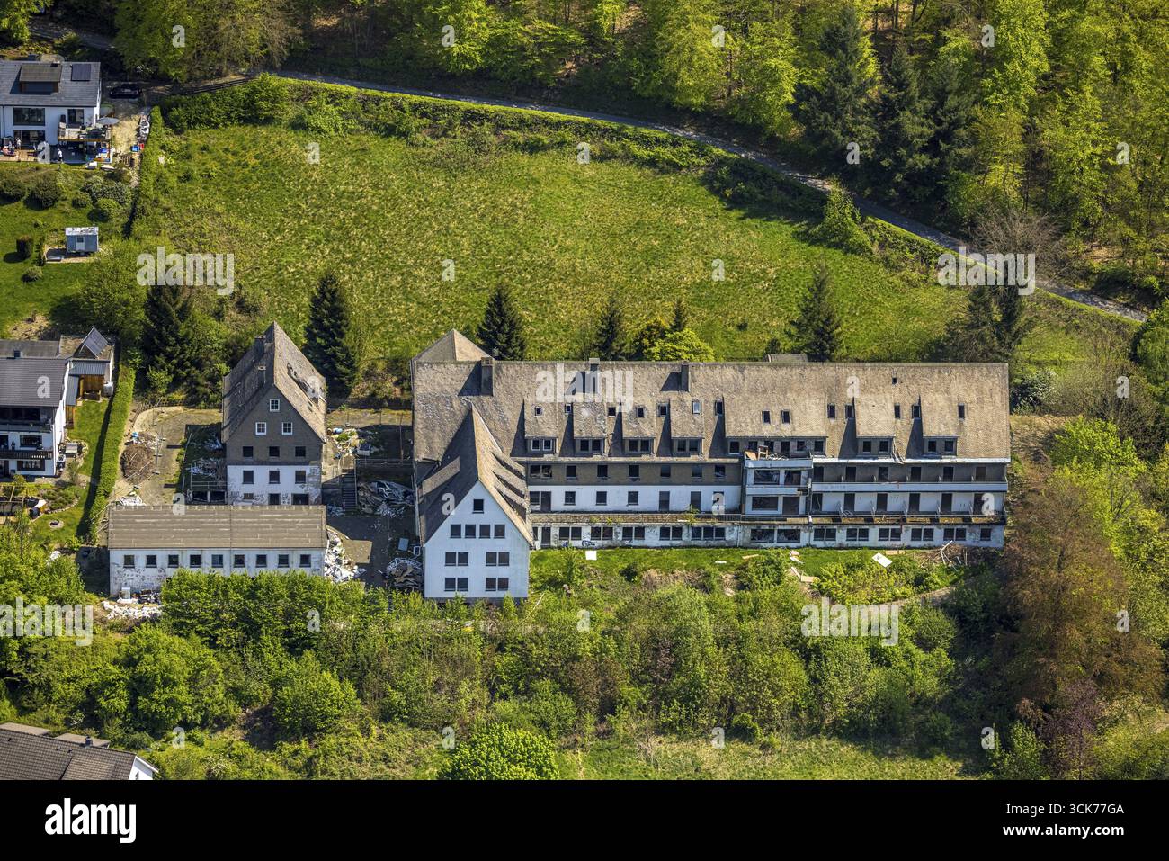 Vue aérienne, maison de retraite délabrée à Raphael à Schuetzenstrasse coin Unterm Hoemberg, Fredeburg, Schmallenberg, Sauerland, Rhénanie-du-Nord-Ouest Banque D'Images