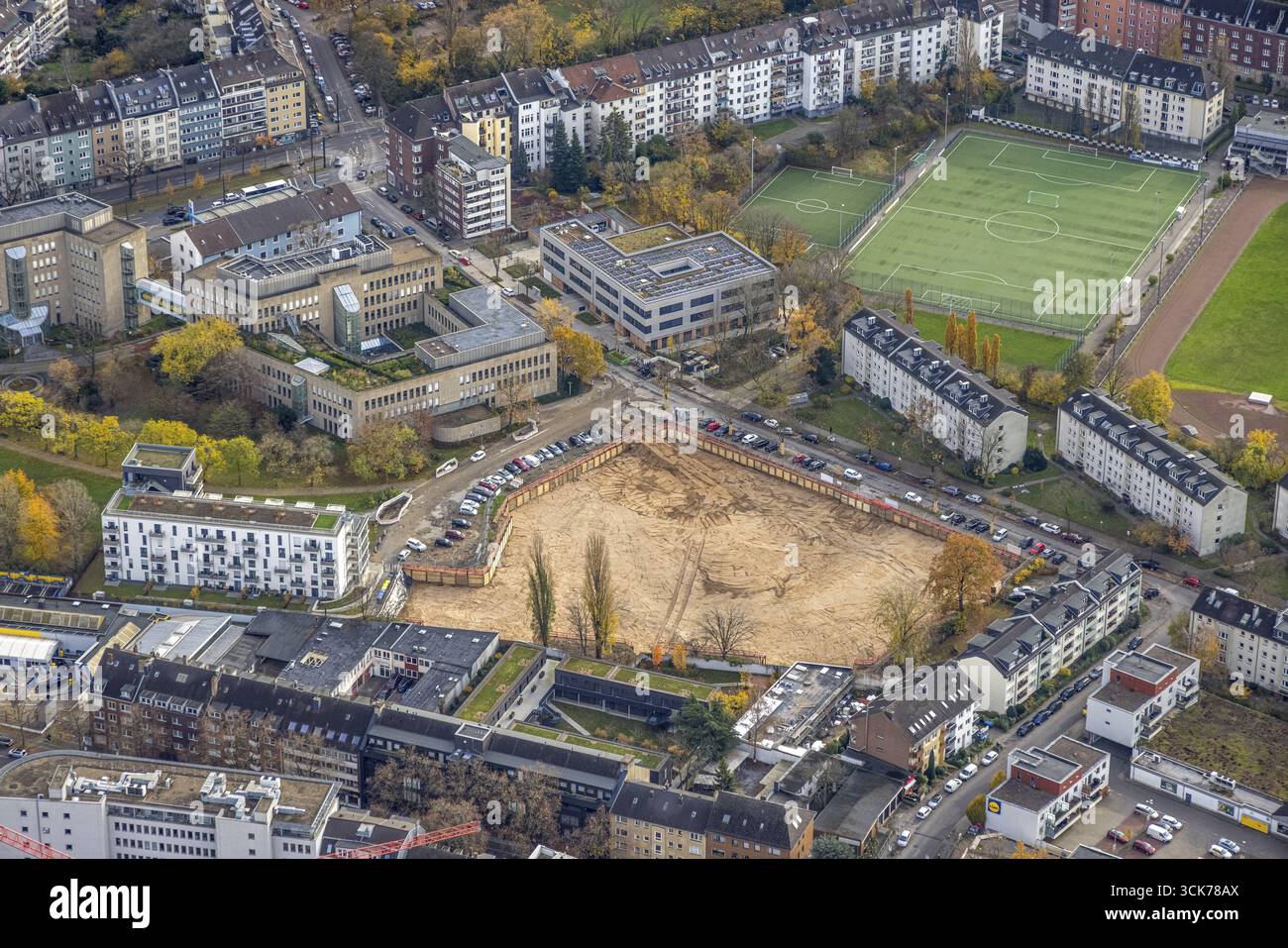 Vue aérienne, chantier entre Buescherstrasse et Loebbeckestrasse, siège de la compagnie d'assurance ARAG IT GmbH, stade de football de Banque D'Images