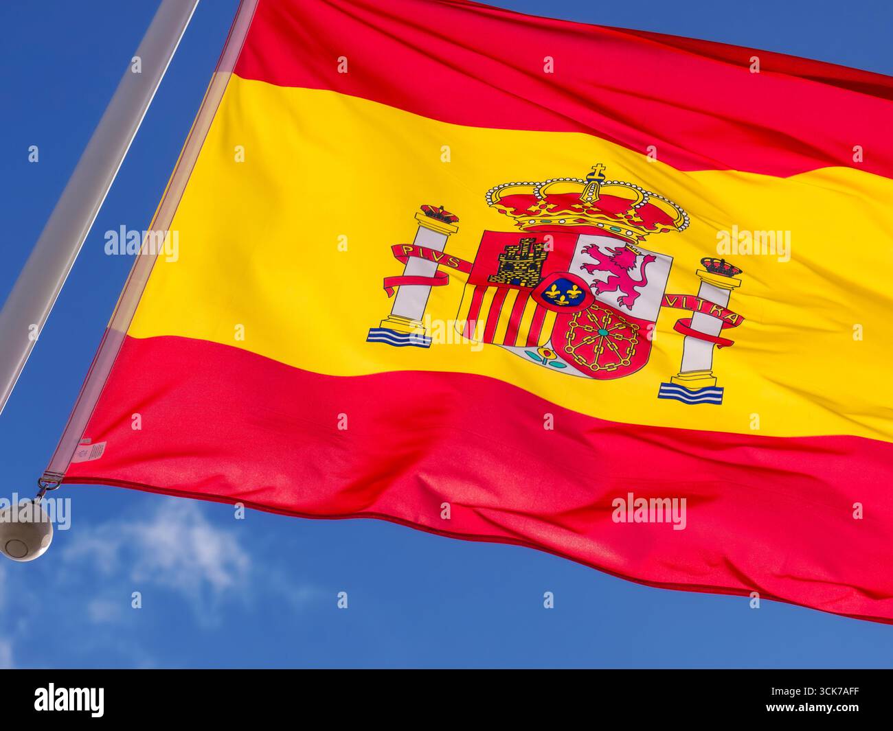 DRAPEAU ESPAGNOL le drapeau espagnol «Bandera de España» flotte dans la brise avec un ciel bleu ensoleillé Banque D'Images DRAPEAU ESPAGNOL le drapeau espagnol «Bandera de España» flotte dans la brise avec un ciel bleu ensoleillé Banque D'Images