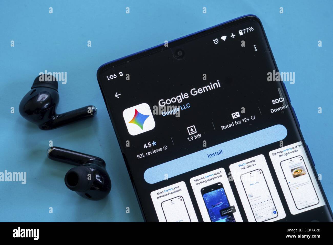 Smartphone présentant la page d'installation de l'application Google Gemini avec des écouteurs noirs Banque D'Images