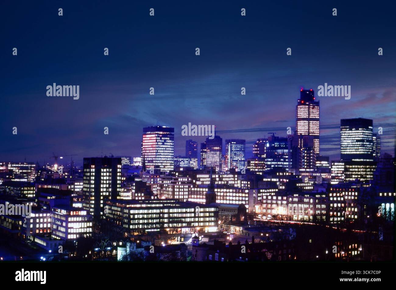 LONDON NIGHT RETRO Archive des années 1980 vue historique de la ville de Londres, y compris la tour Nat West de la tour nord de Tower Bridge Londres Angleterre Royaume-Uni Banque D'Images