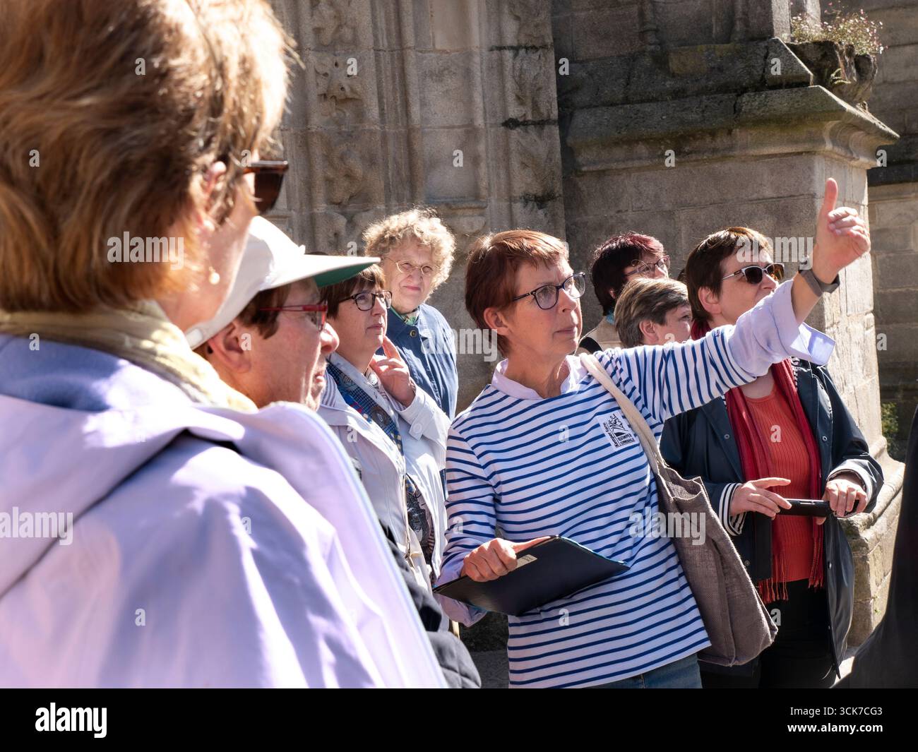 Tour City Travel Guide avec son groupe de visite entièrement féminin à plein débit devant la cathédrale de Quimper, la cathédrale de Saint Corentin de Quimper Bretagne France Banque D'Images