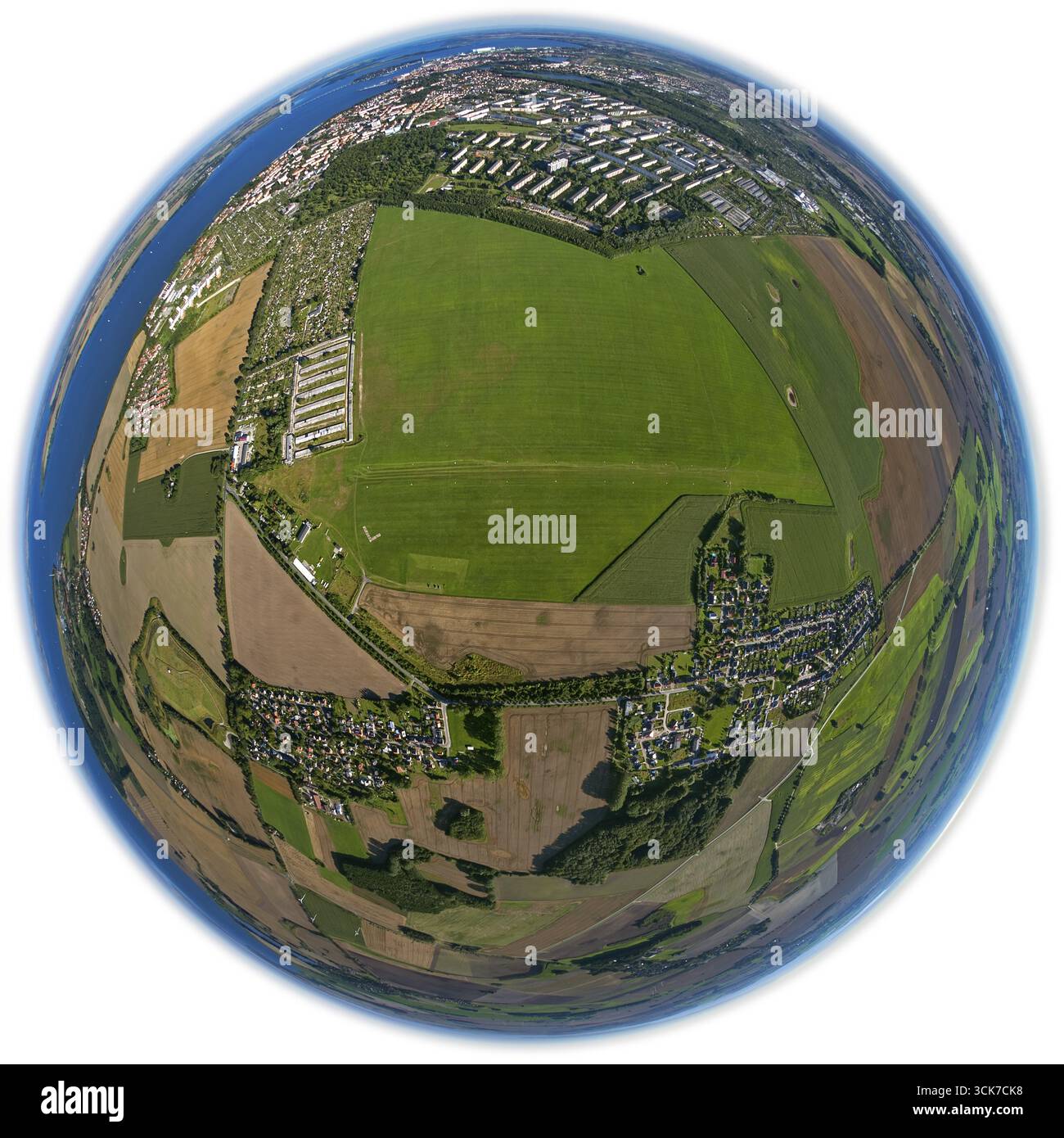 Aérodrome de Stralsund, Flugsportklub Volkswerft Stralsund, terrain d'atterrissage en herbe, Kramerhof, mer Baltique, Mecklenburg-Vorpommern, Allemagne, Europe, ph aérien Banque D'Images