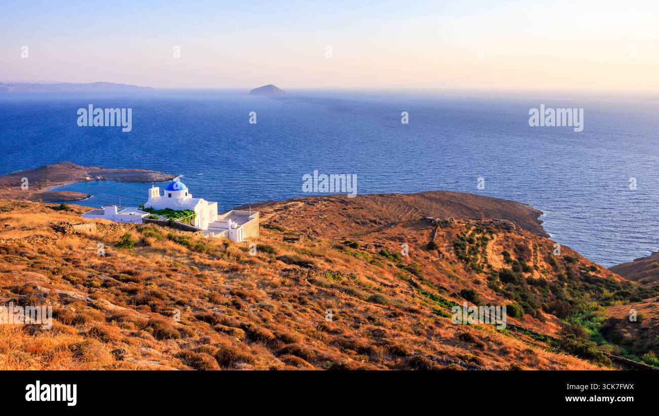 Lever de soleil à Panagia Skopiani, une chapelle orthodoxe dédiée à Marie, Serifos, Îles Cyclades, Grèce Banque D'Images