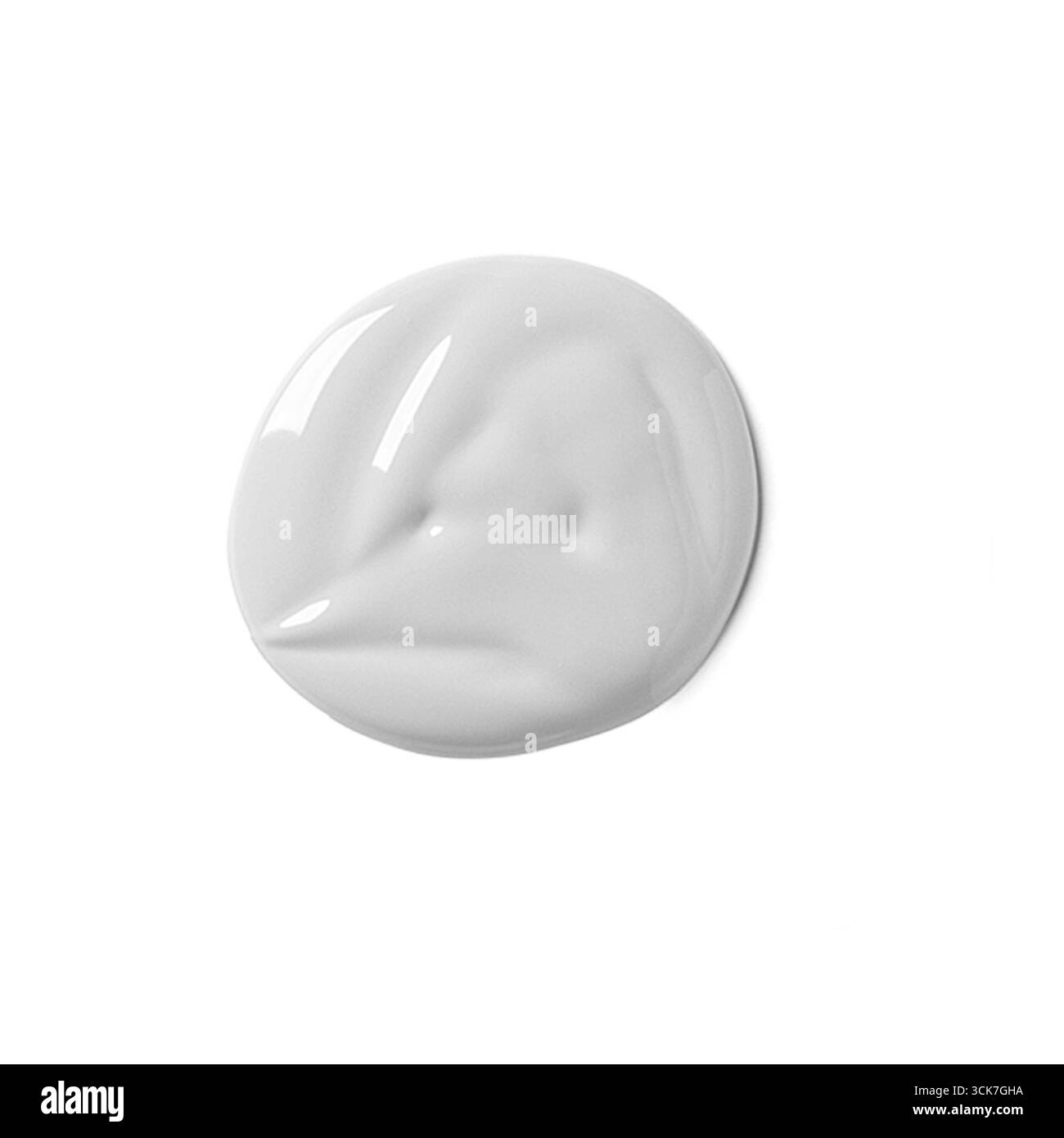 Une crème blanche lisse ou une lotion blob sur fond blanc, suggérant un soin de la peau ou une utilisation cosmétique. Banque D'Images