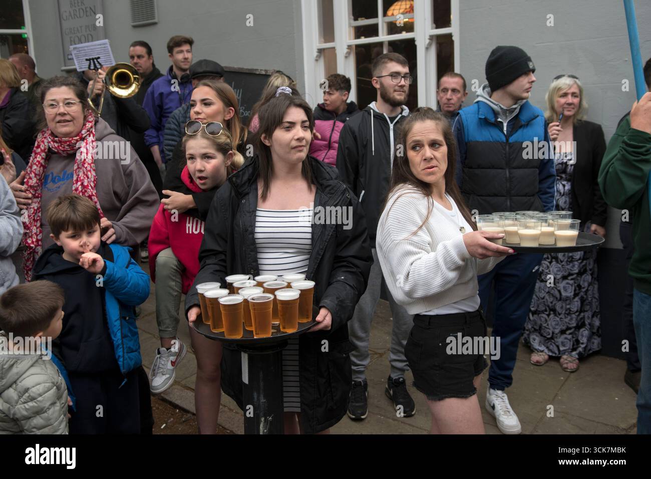 Rhum et lait le traditionnel rowell Fair ou une pinte de bière si vous préférez est servi à l'extérieur de la maison publique Blue Bell à la Rowell Fair. Des foules de la population locale se rassemblent tôt le matin pour voir la foire annuelle proclamée ouverte avec la lecture de la Charte royale. Rothwell, Northamptonshire, Angleterre juin 2023 Royaume-Uni 2020s HOMER SYKES . Banque D'Images