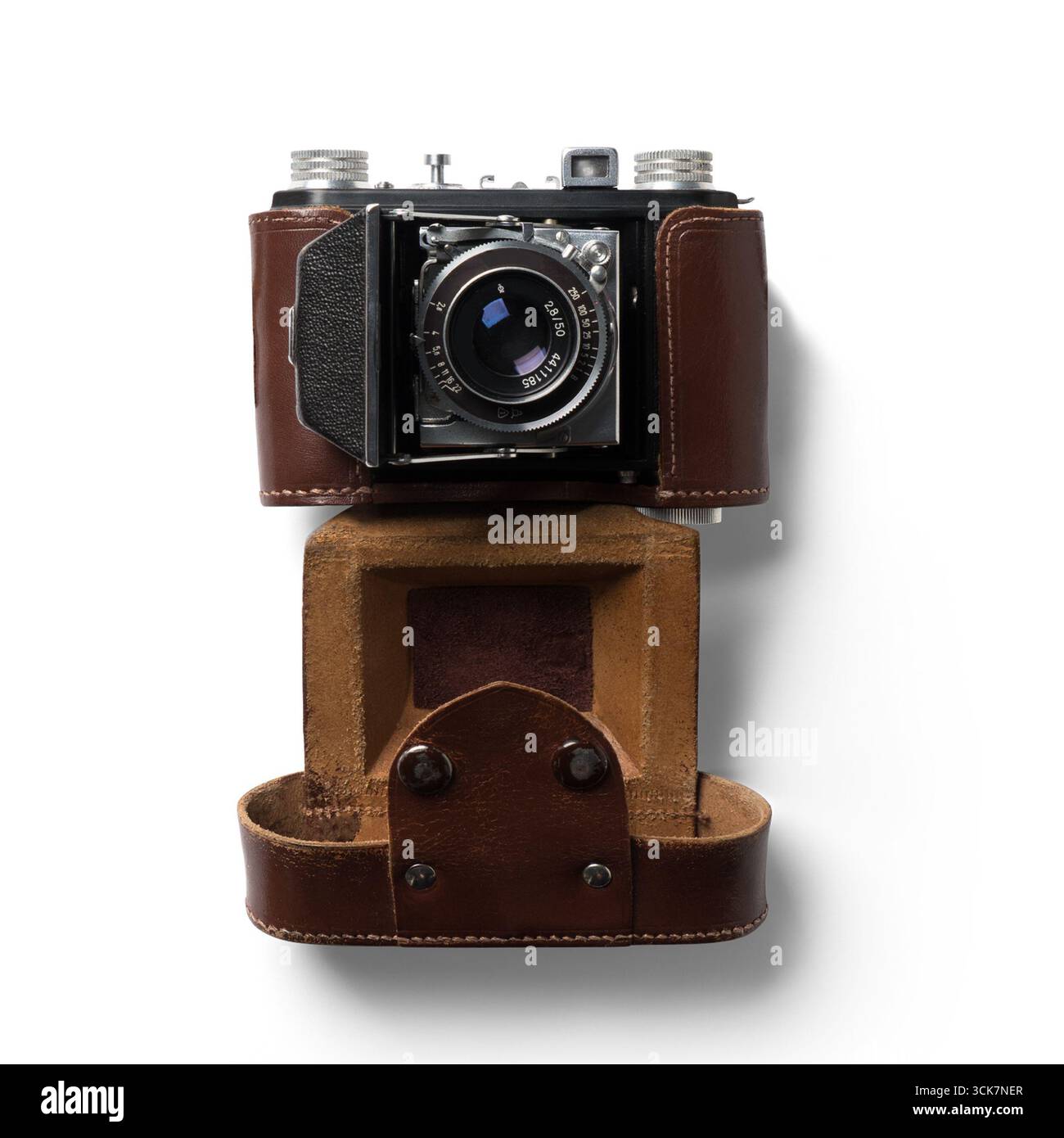 Un appareil photo vintage avec un étui en cuir, présentant un équipement photographique classique. Banque D'Images