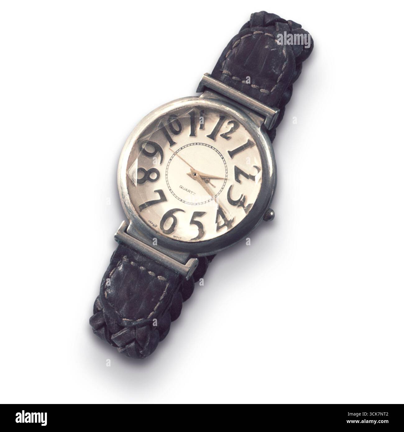Une montre-bracelet classique avec un cadran rond et de grands chiffres, conçue pour une lisibilité facile. Banque D'Images