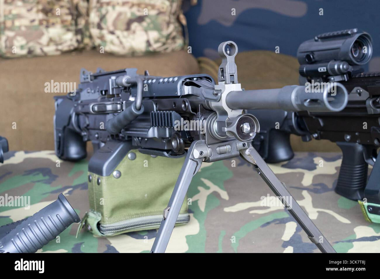 Mitrailleuse militaire légère M249 avec trépied et optique Banque D'Images