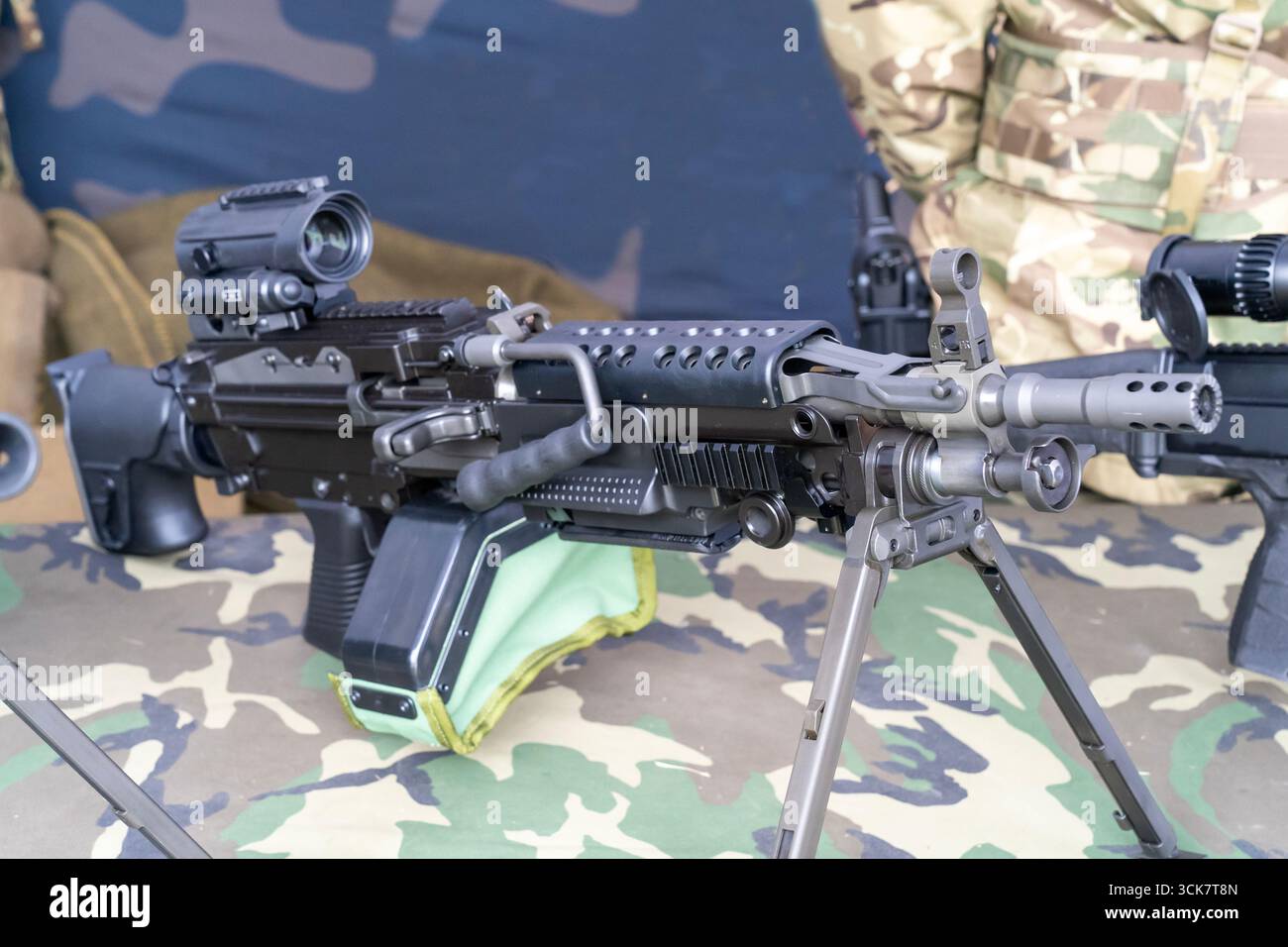 Mitrailleuse militaire légère M249 avec trépied et optique Banque D'Images