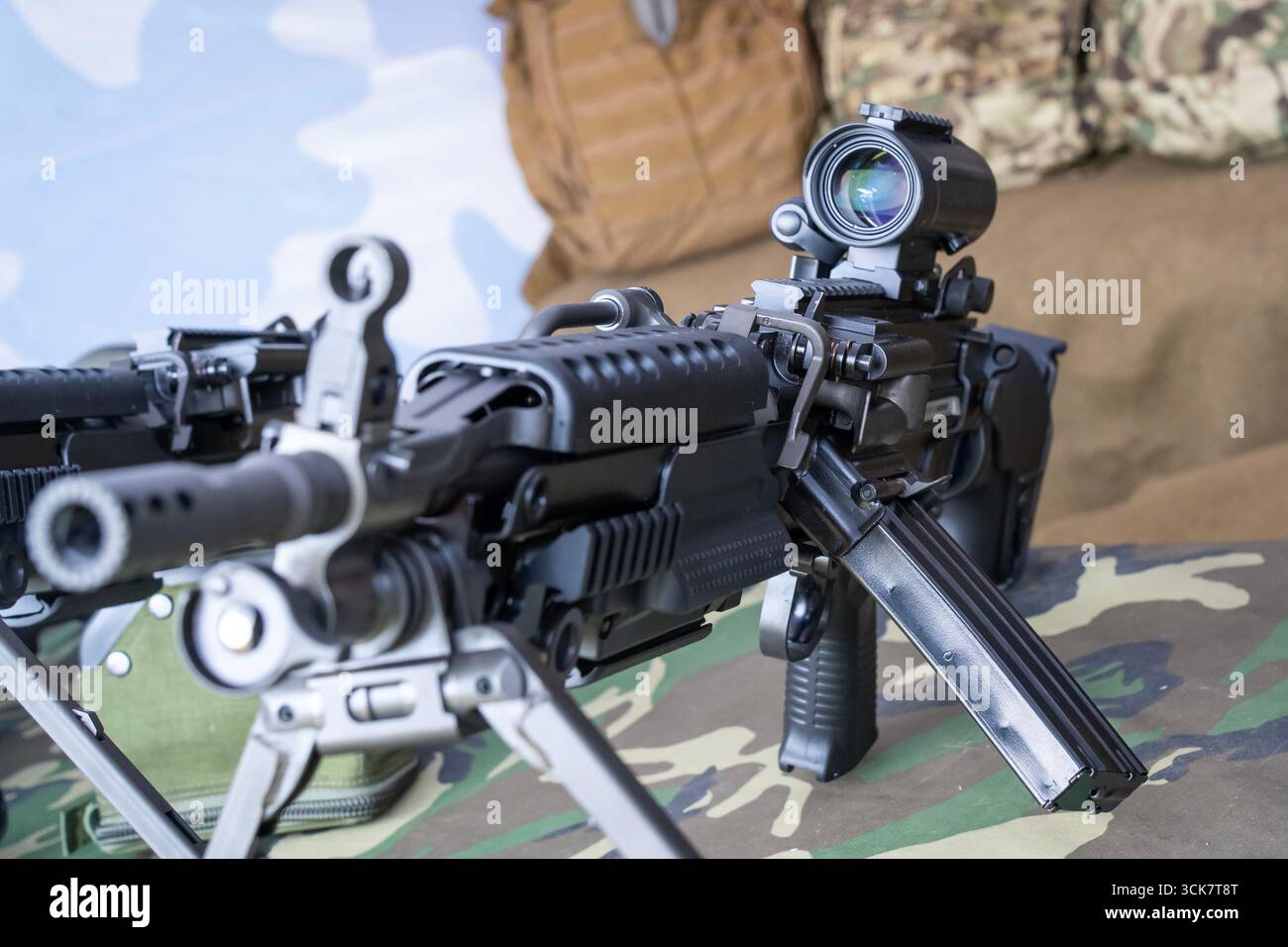 Mitrailleuse militaire légère M249 avec trépied et optique Banque D'Images