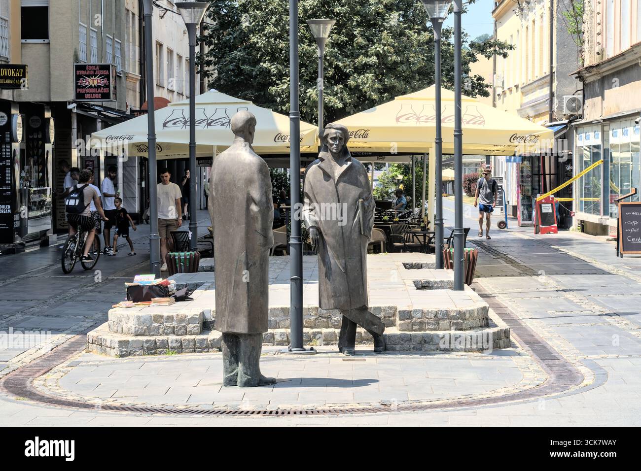 Bosnie-Herzégovine, Tuzla, Tuzla centre : statues de Meša Selimović et Ismet Mujezinović dans la zone piétonne Banque D'Images