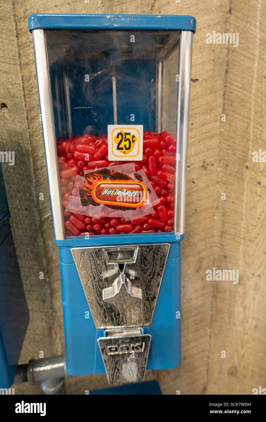 Le terminal principal de l'aéroport international de Great Falls, Montana, dispose d'une machine à gumball à l'ancienne USA, 2025 Banque D'Images