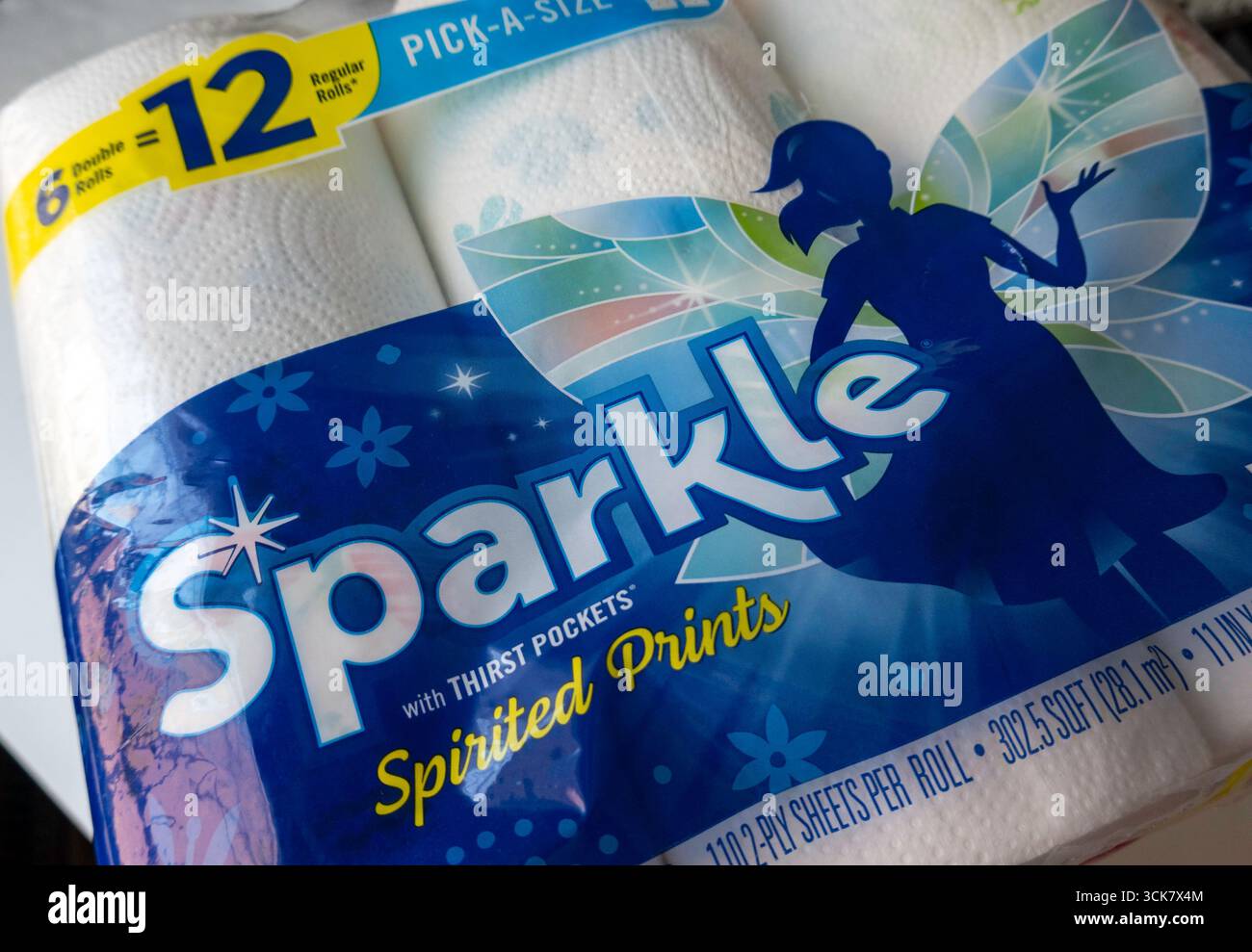 Sparkle est une marque peu coûteuse de serviettes en papier vendues en quantités de six paquets, 2025, USA Banque D'Images