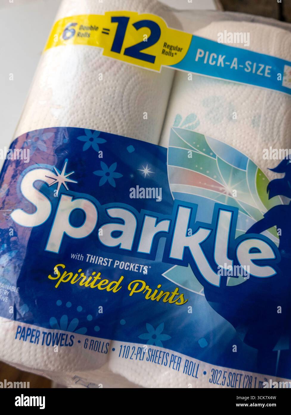 Sparkle est une marque peu coûteuse de serviettes en papier vendues en quantités de six paquets, 2025, USA Banque D'Images