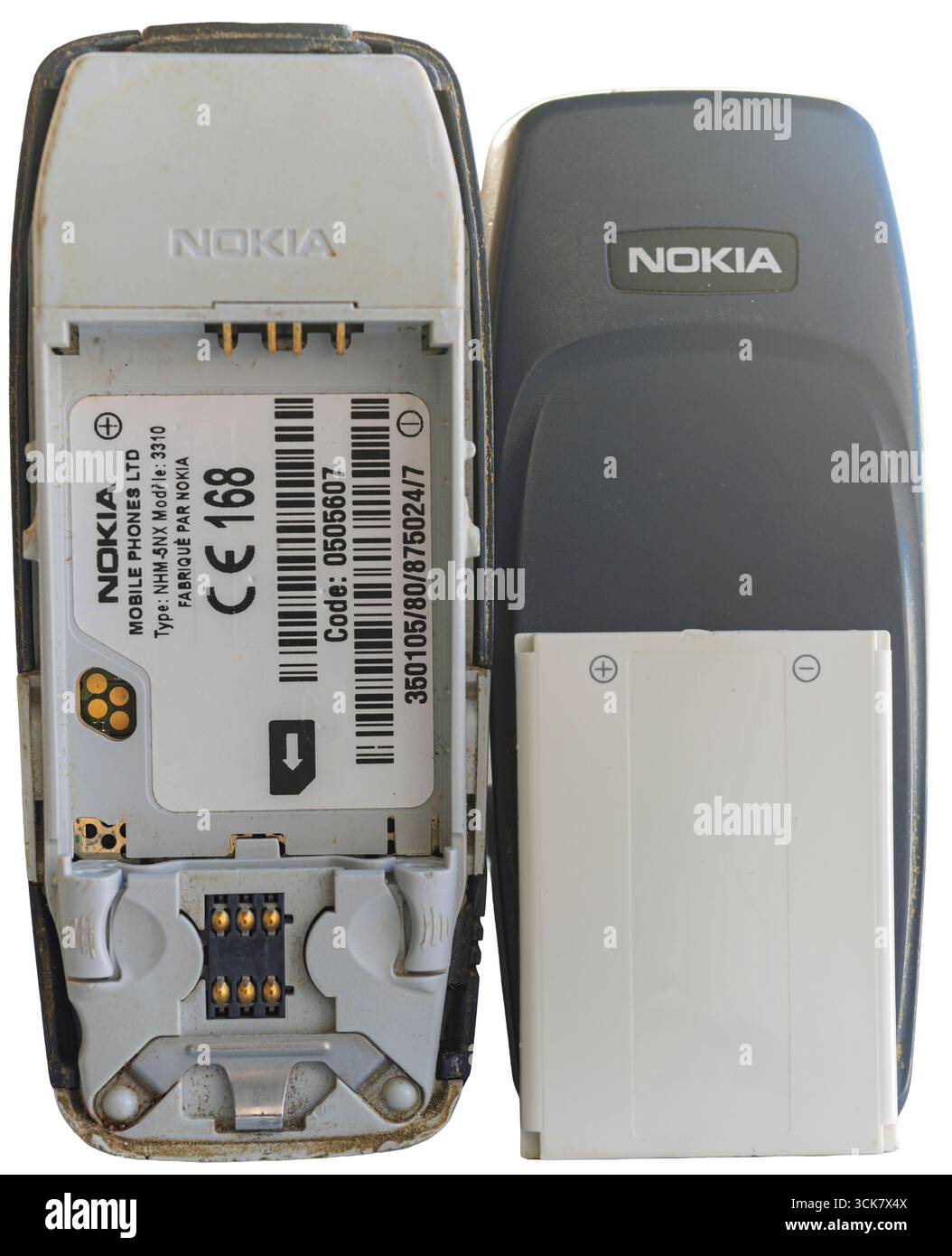 Téléphone mobile Nokia 3310, symbole emblématique de la technologie du début des années 2000, montré avec son couvercle arrière retiré et batterie détachée sur un fond blanc propre. Banque D'Images