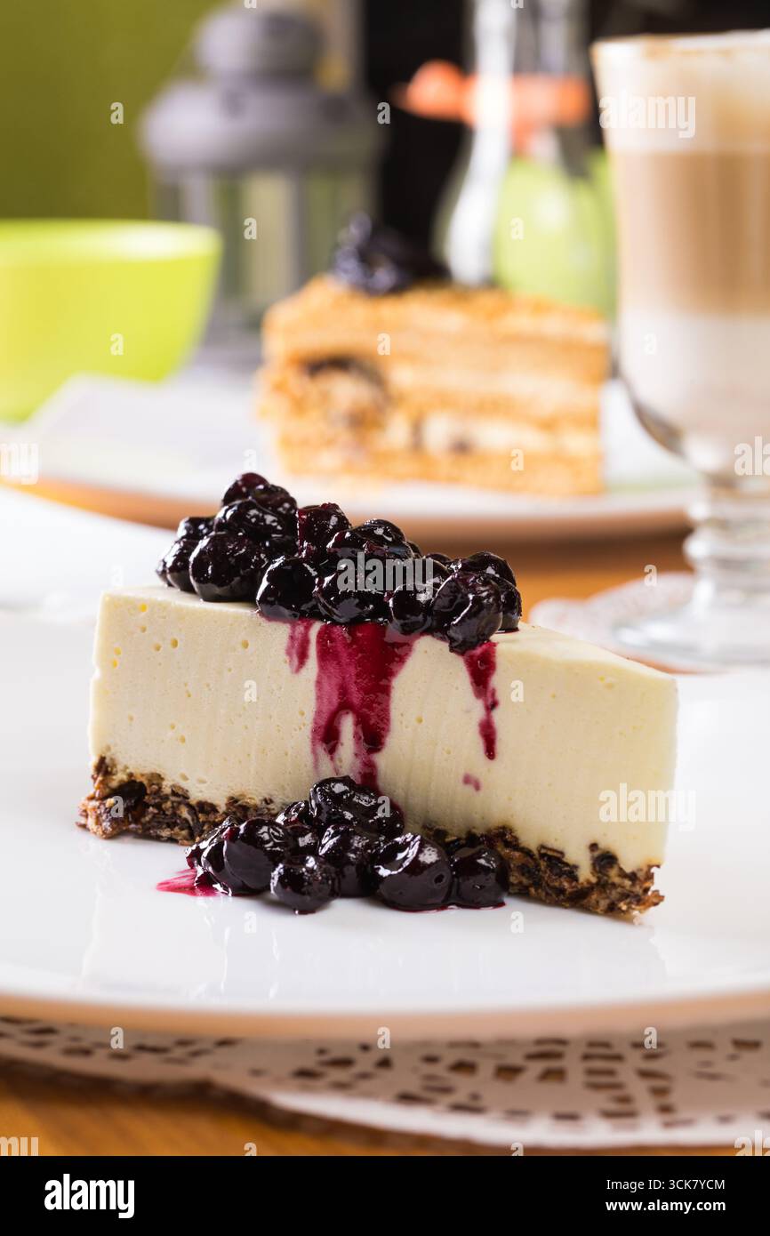 Dessert savoureux cheesecake avec garniture de confiture de myrtilles Banque D'Images