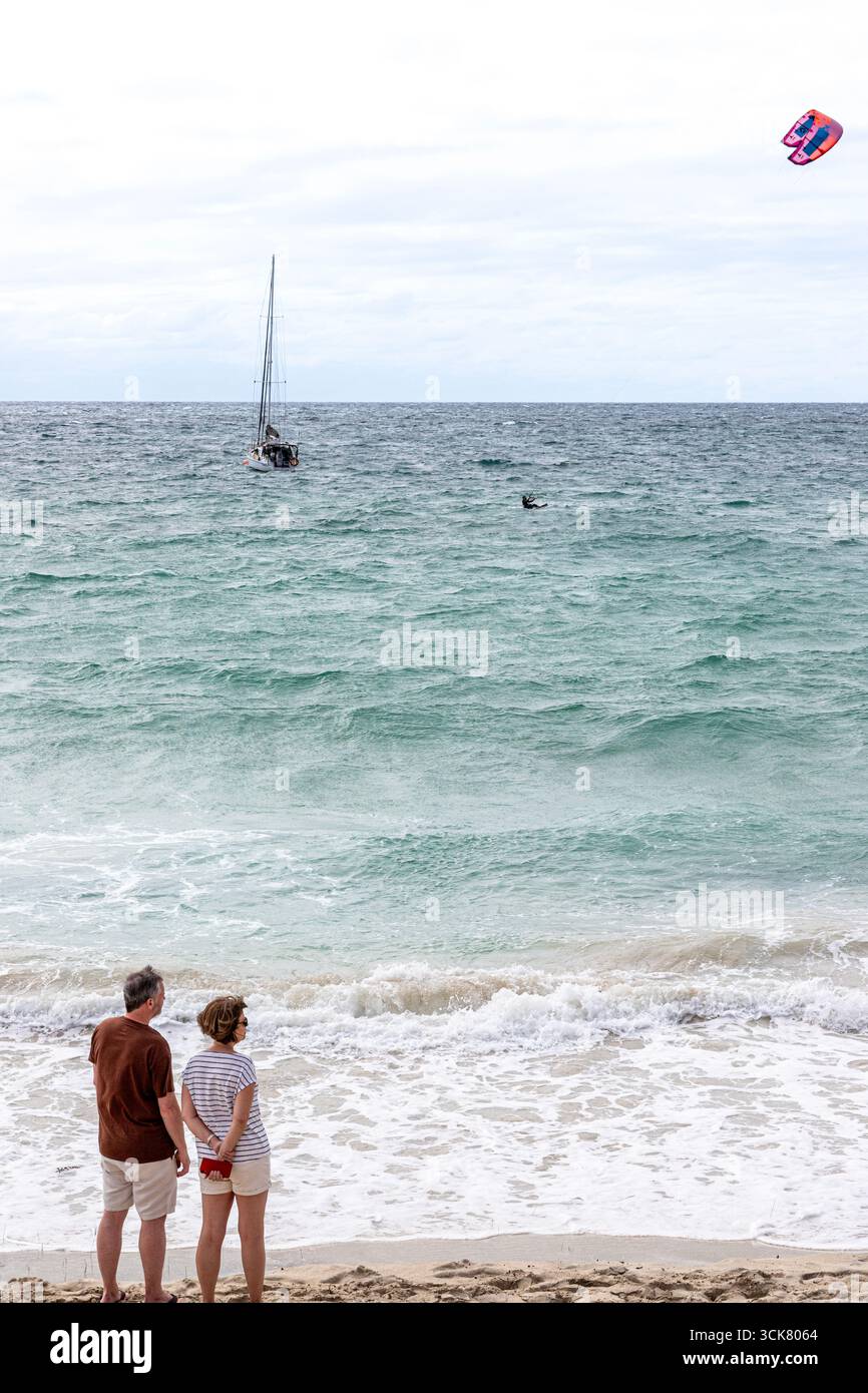 Spectateurs regardant le kitesurf à Hamelin Bay Beach, près de Karridale, région de Margaret River, comté d'Augusta dans la région SW de l'Australie occidentale W Banque D'Images