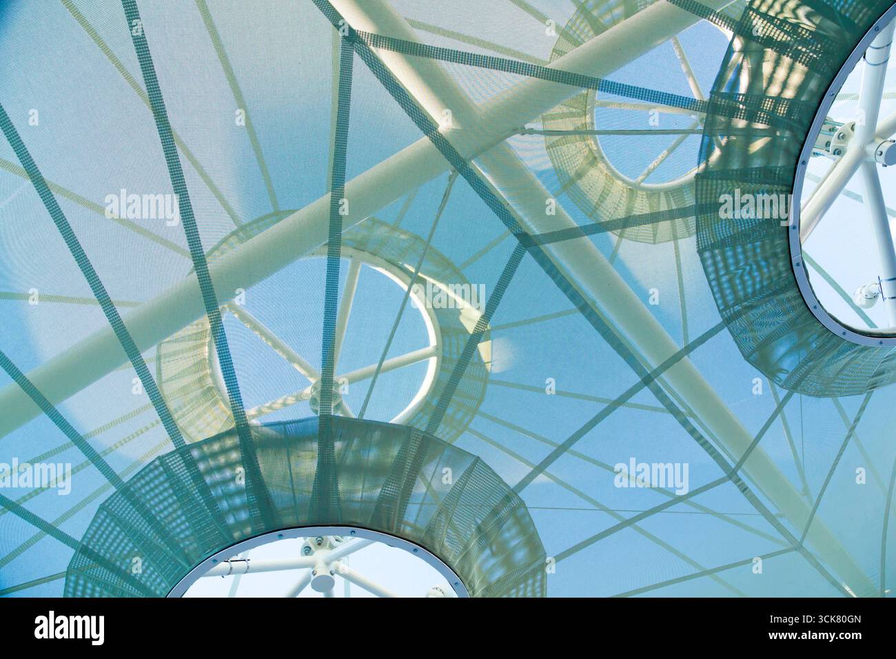 Toit en maille futuriste de tvan, avec un cadre en acier, vu de dessous. Banque D'Images