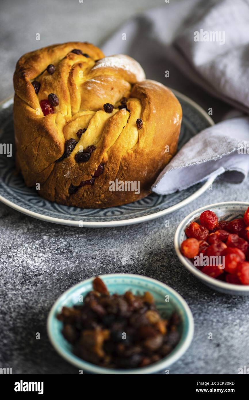 Gâteau traditionnel de Pâques (kraffin craffin) sur fond de pierre with copy space Banque D'Images