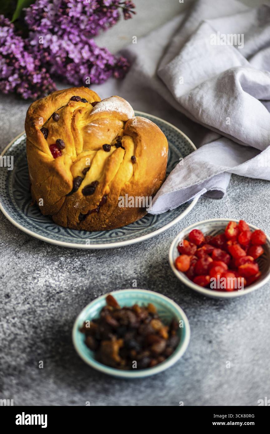 Gâteau traditionnel de Pâques (kraffin craffin) sur fond de pierre with copy space Banque D'Images