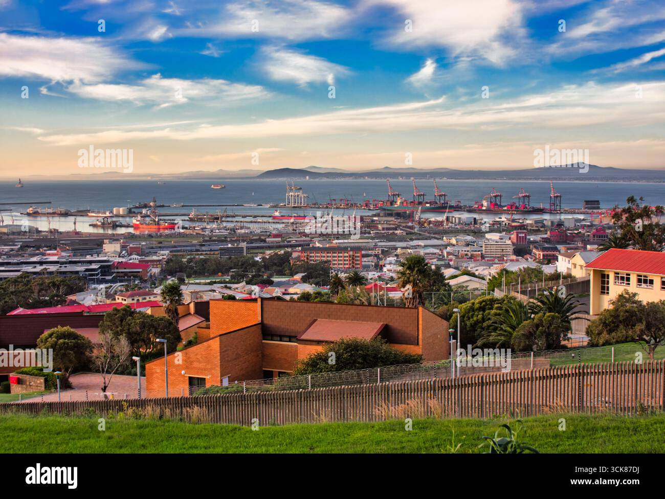 Cape Town en Afrique du Sud vue depuis le point de vue du port du port, des navires et des grues Banque D'Images