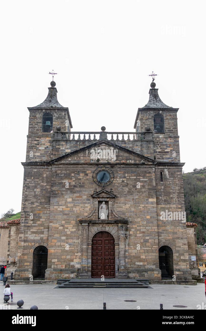 Bâtiments typiques et maisons dans la ville de Cangas del Narcea dans la vallée de Leitariegos, Asturies, Espagne Banque D'Images