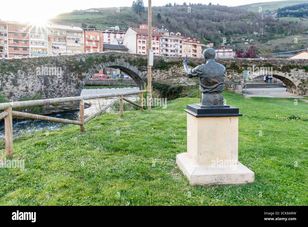Bâtiments typiques et maisons dans la ville de Cangas del Narcea dans la vallée de Leitariegos, Asturies, Espagne Banque D'Images