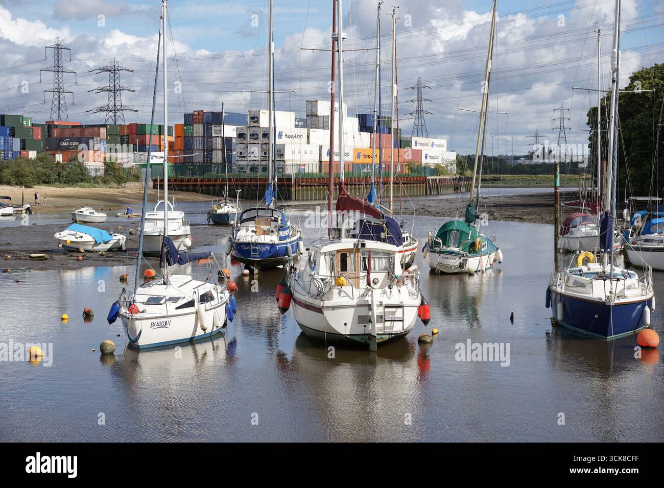 Voiliers dans la petite baie de marina Eling, Hampshire Angleterre 22 septembre 2023 Banque D'Images