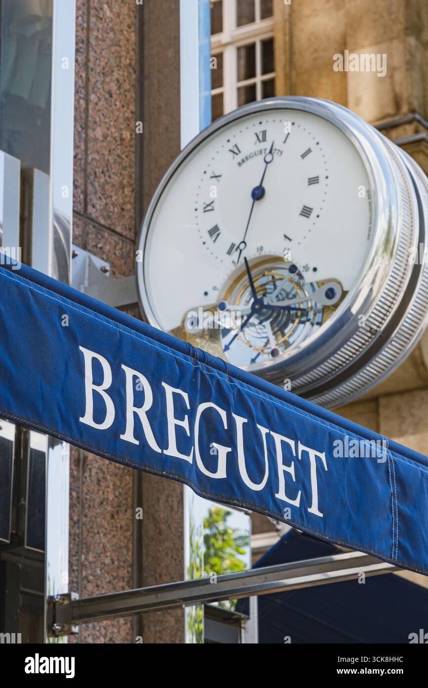 Logo et horloge de magasin de détail de marque Breguet montres de luxe sur la vitrine Banque D'Images