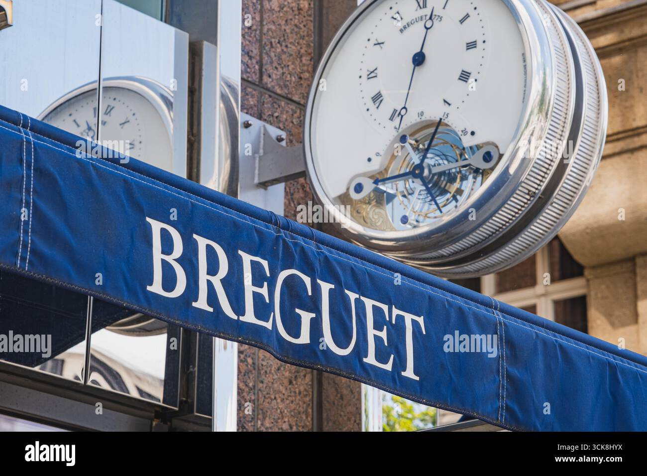 Logo et horloge de magasin de détail de marque Breguet montres de luxe sur la vitrine Banque D'Images