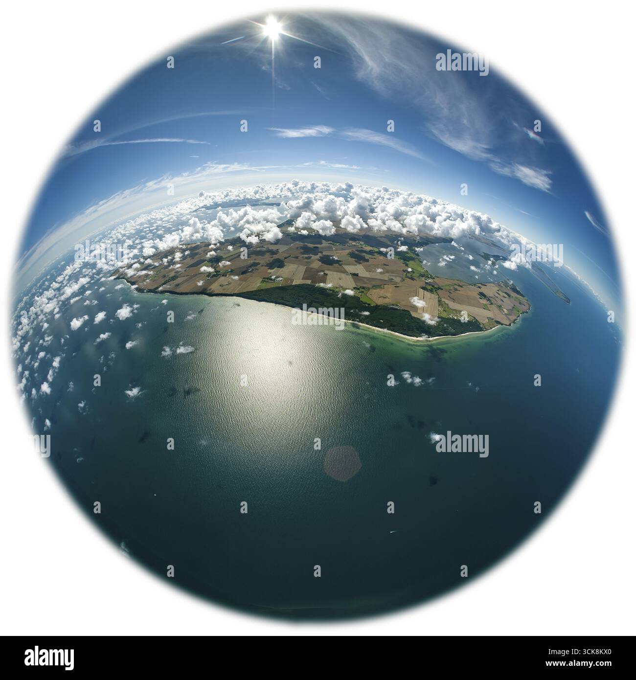 Photo aérienne, île du nord, partie nord de Ruegen, Wittow, nuages, objectif fisheye, image ronde, Altenkirchen, île de Ruegen, Mecklembourg-Ouest Banque D'Images