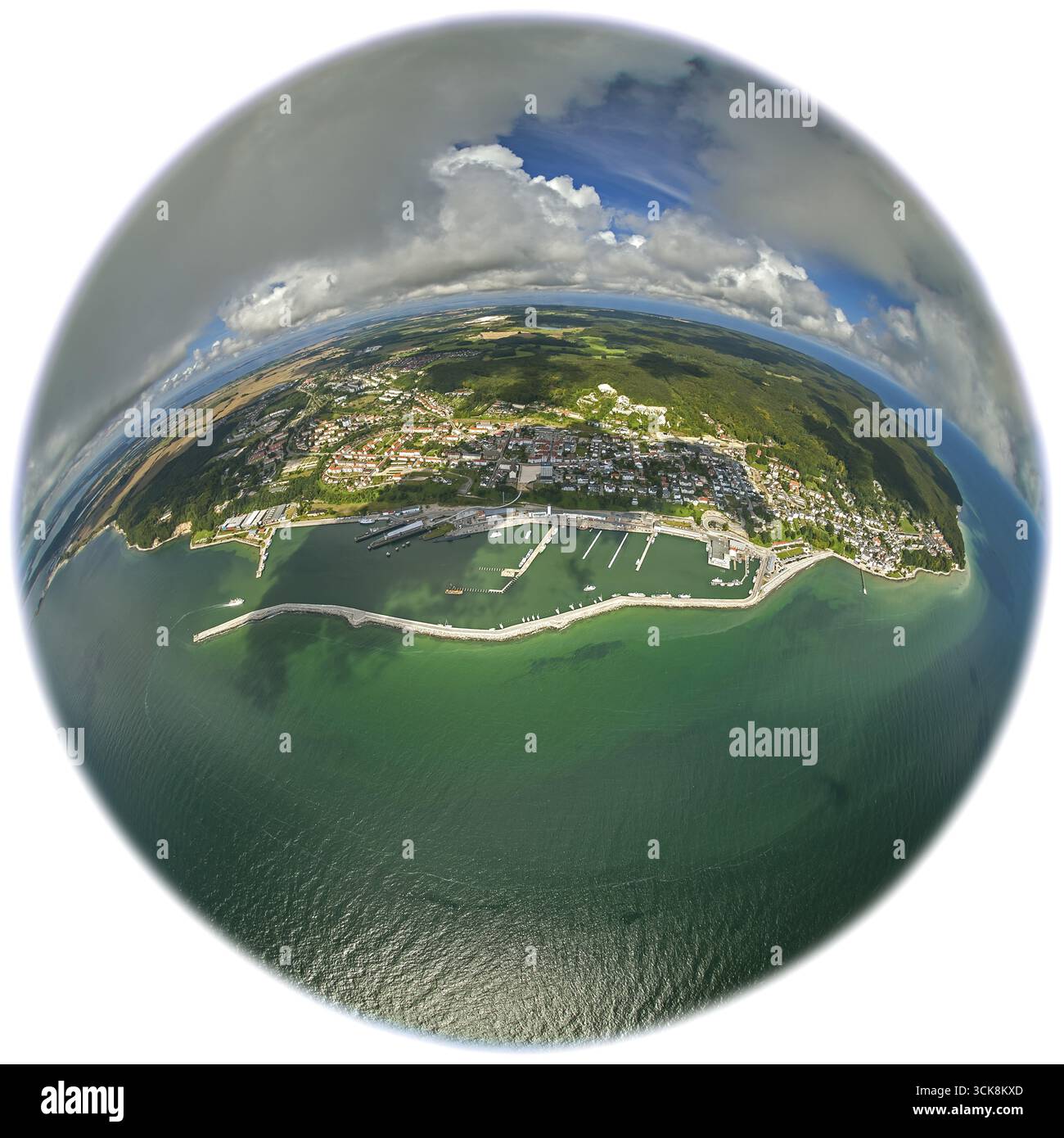 Vue aérienne, Sassnitz avec entrée du port et quai, objectif fisheye, image ronde, Sassnitz, île de Ruegen, Mecklembourg-Poméranie occidentale, Allemagne, E Banque D'Images