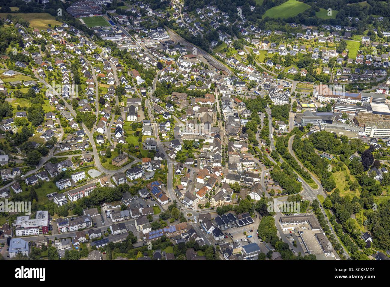 Vue aérienne, rue principale du centre-ville avec église Johannes, Sundern, Sauerland, Rhénanie du Nord-Westphalie, Allemagne, architecture, village, toits, buil Banque D'Images