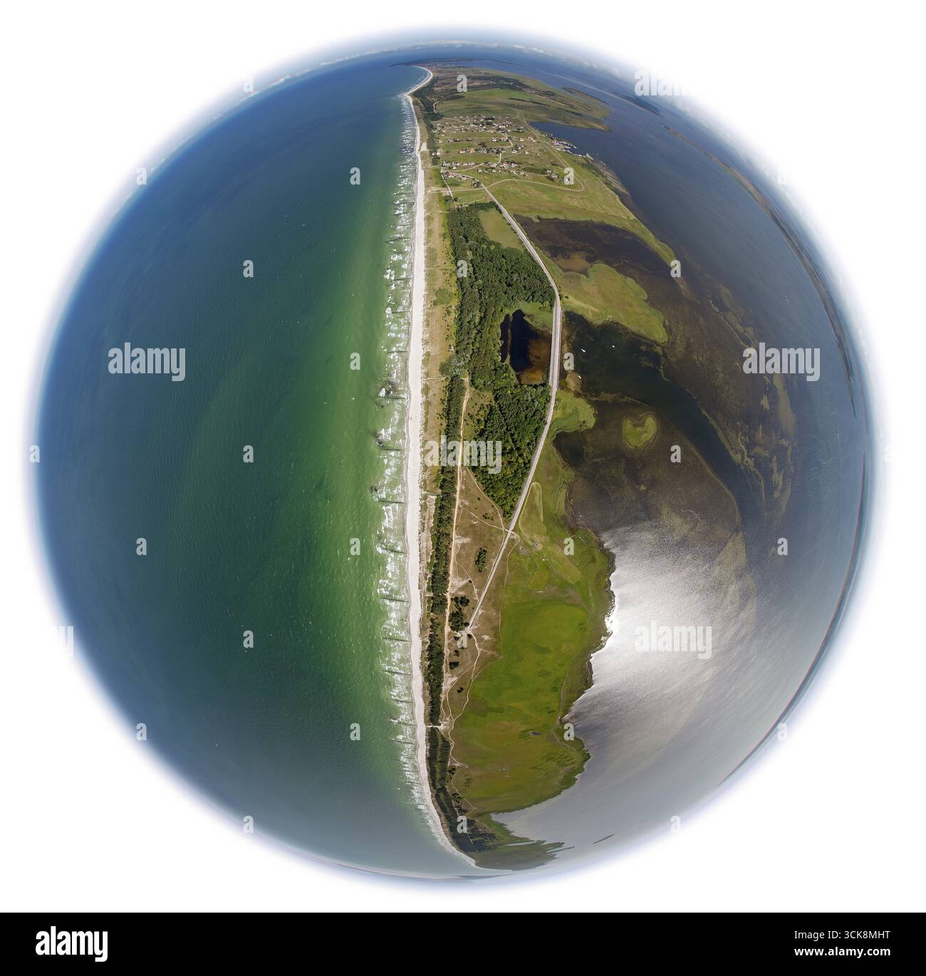 Réserve naturelle Duenenheide, paysage de landes, île Hiddensee, île de la mer Baltique, Mecklembourg-Poméranie occidentale, Allemagne, Europe, vue aérienne, Birds-e. Banque D'Images