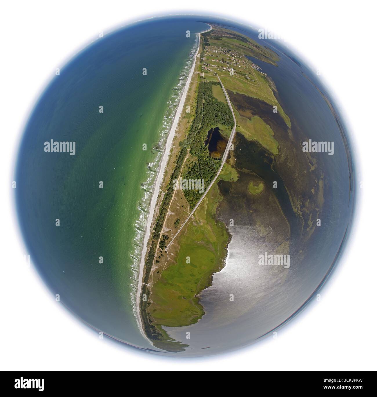 Réserve naturelle Duenenheide, paysage de landes, île Hiddensee, île de la mer Baltique, Mecklembourg-Poméranie occidentale, Allemagne, Europe, vue aérienne, Birds-e. Banque D'Images