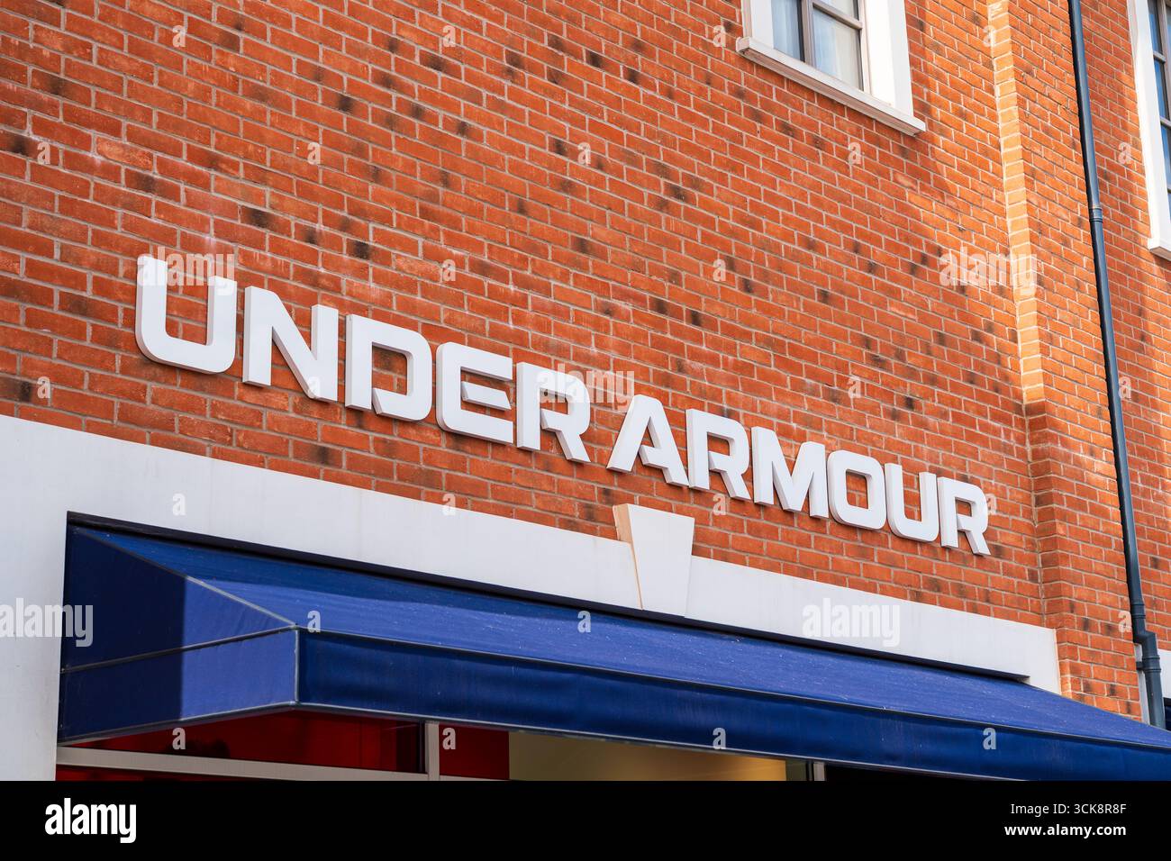 Cannock, Staffordshire, Royaume-Uni – le 9 septembre 2025 : signalisation logotype avant d'Under Armour, une marque mondiale de vêtements dans un magasin d'usine Banque D'Images