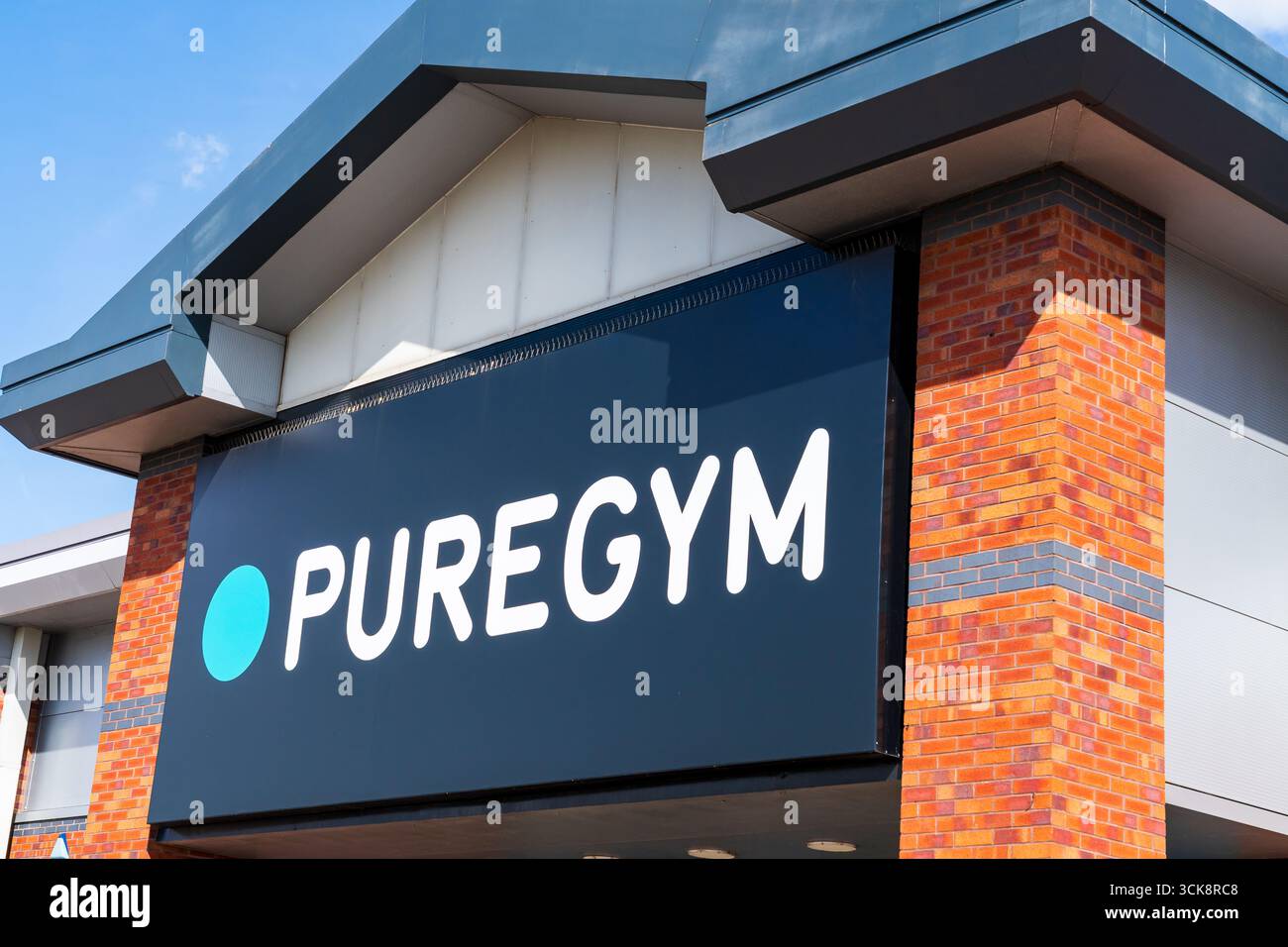Cannock, Staffordshire, Royaume-Uni – 9 septembre 2025 : signalisation externe de Puregym, une chaîne de gymnastique basée au Royaume-Uni 24 heures sur 24 Banque D'Images