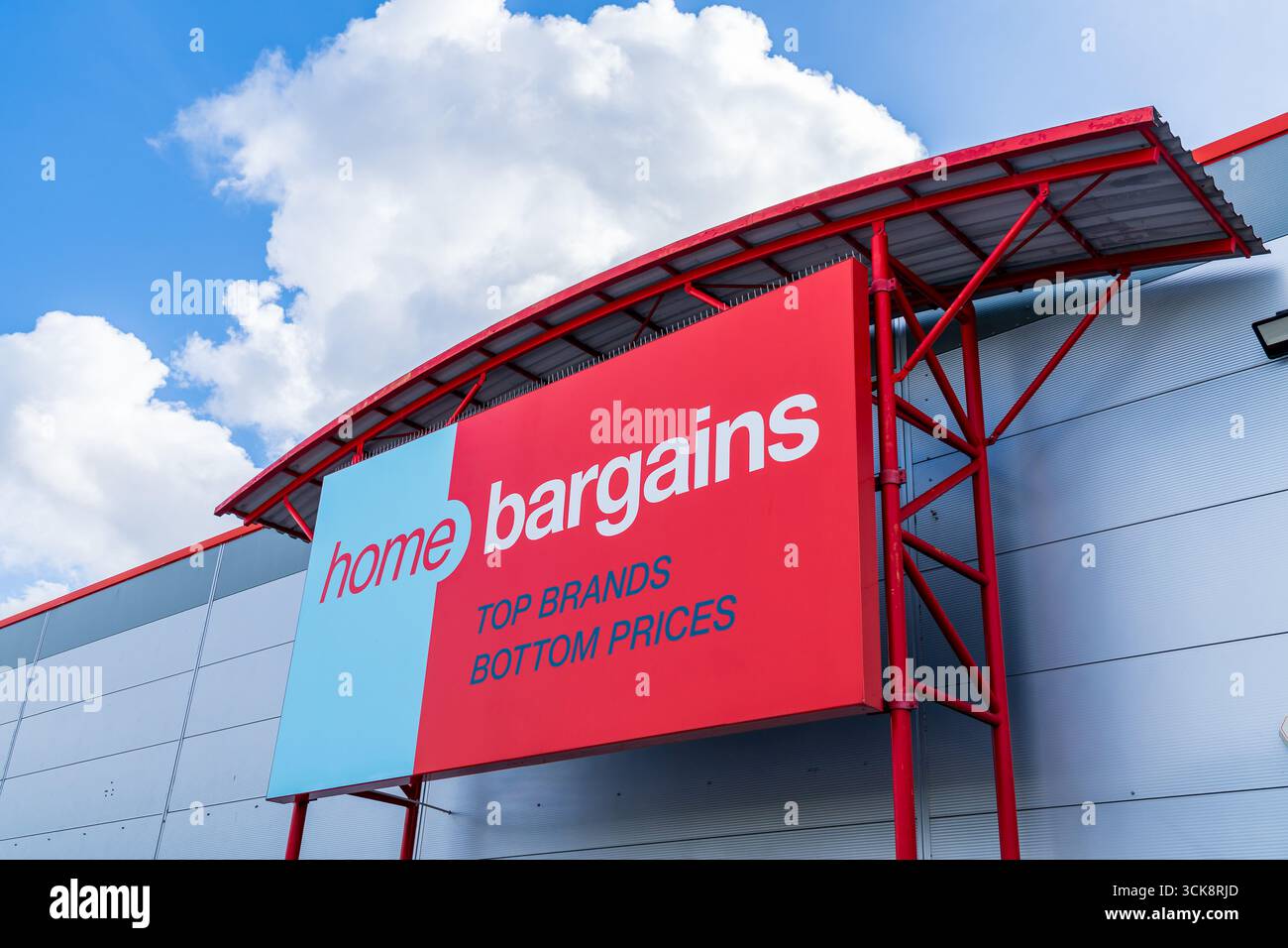 Cannock, Staffordshire, Royaume-Uni – 9 septembre 2025 : signalisation frontale de Home Bargains, un magasin discount basé au Royaume-Uni Banque D'Images