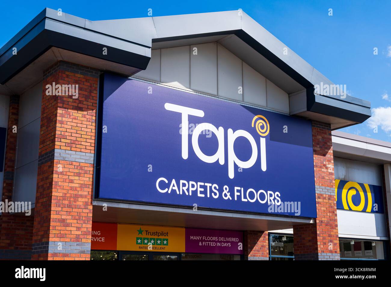 Cannock, Staffordshire, Royaume-Uni – 9 septembre 2025 : signalisation avant de tapis tapis, un détaillant de tapis et de revêtements de sol Banque D'Images