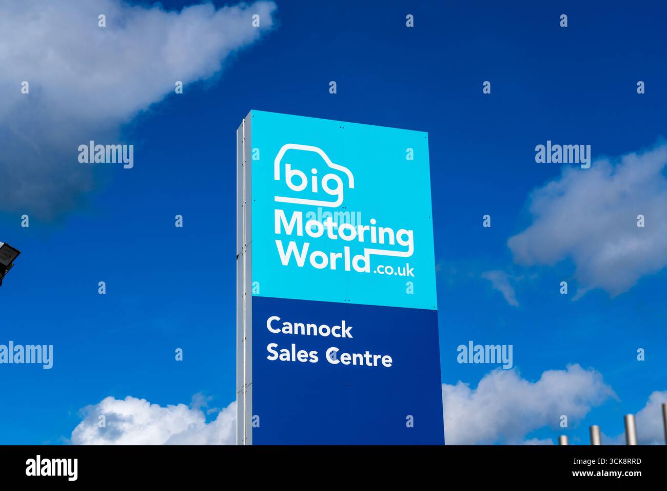 Cannock, Staffordshire, Royaume-Uni – 9 septembre 2025 : panneau externe de Big Motoring World, un concessionnaire de voitures d'occasion au Royaume-Uni Banque D'Images