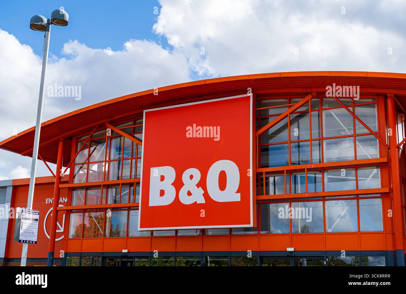 Cannock, Staffordshire, Royaume-Uni – 9 septembre 2025 : signalisation avant de B&Q, un magasin de bricolage et d'amélioration de l'habitat au Royaume-Uni Banque D'Images